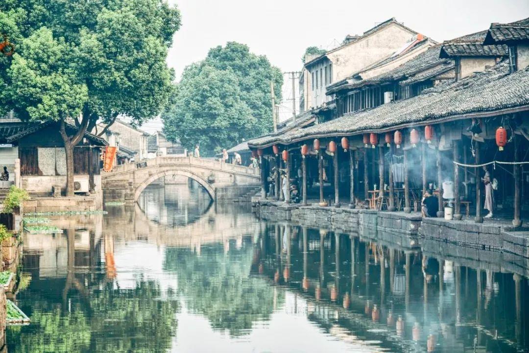这个背影给人感觉?-专业问答平台,解决你的疑惑!